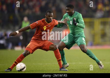 Christian Benteke de Belgique et le capitaine de Côte d'Ivoire Kolo Toure se battent pour le ballon lors d'un match de football amical entre l'équipe nationale belge les Red Devils et la Côte d'Ivoire, mercredi 05 mars 2014 à Bruxelles. Banque D'Images