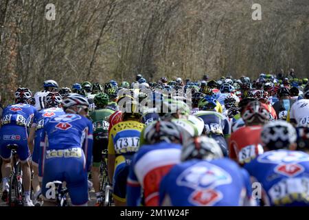 20140311 - MAGNY-COURS, FRANCE: Illustration montre le pack de cyclistes lors de la troisième étape de l'édition 72nd de Paris-Nice course cycliste, 180km de Toucy au circuit de Nevers Magny-cours, mardi 11 mars 2014. Banque D'Images