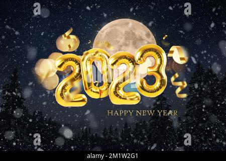 Ballons d'or 2023 nouvel an avec des lumières confetti et bokeh dans la nuit forêt d'hiver avec neige et pleine lune. Bonne année 2023, créatif Banque D'Images