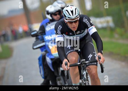 Niki Terpstra néerlandais de l'équipe Omega Pharma - Quick Step in action lors de l'édition 69th de la course cycliste « DWars Door Vlaanderen », à 200,8 km de Roeselare à Waregem. Banque D'Images