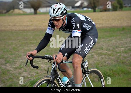 Niki Terpstra néerlandais de l'équipe Omega Pharma - Quick Step in action lors de l'édition 69th de la course cycliste « DWars Door Vlaanderen », à 200,8 km de Roeselare à Waregem. Banque D'Images