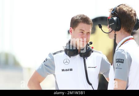 Le Belge Stoffel Vandoorne a photographié la deuxième journée des essais de Formule 1 le mercredi 09 avril 2014 à Sakhir, Bahreïn. Le pilote belge Stoffel Vandoorne était censé tester McLaren, mais le danois Kevin Magnussen va conduire à la place. Banque D'Images