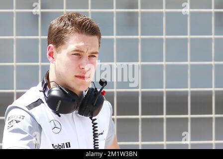 Le Belge Stoffel Vandoorne a photographié la deuxième journée des essais de Formule 1 le mercredi 09 avril 2014 à Sakhir, Bahreïn. Le pilote belge Stoffel Vandoorne était censé tester McLaren, mais le danois Kevin Magnussen va conduire à la place. Banque D'Images