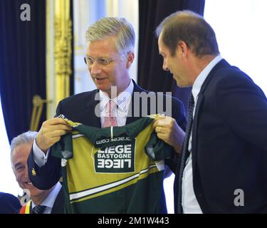 Le roi Philippe - Filip de Belgique reçoit une chemise de Christian Prudhomme, directeur cycliste de l'ASO (Amaury Sport Organisation) avant l'édition 100th de la course cycliste d'une journée Liège-Bastogne-Liège, dimanche 27 avril 2014, à Liège. Banque D'Images