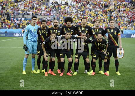 20140626 - SAO PAULO, BRÉSIL : (haut de page G-D) 01 gardien de but de Belgique Thibaut Courtois, Moussa Dembele de Belgique, Anthony Vanden Borre de Belgique, Marouane Fellani de Belgique, Daniel Van Buyten de Belgique, Nicolas Lombauerts de Belgique, Jan Vertonghen de Belgique, (première rangée L-R), Jannan Aduznan de Belgique Kevin Mirallas en Belgique, Steven Defour en Belgique et Dries Mertens en Belgique posent pour un portrait de famille au début du match entre l'équipe nationale belge de football Red Devils et la Corée du Sud, troisième match dans le groupe H, dans le stade 'Arena de Sao Paulo', à Itaquera, Sao Paulo, Brésil, au cours de l'année 2 Banque D'Images