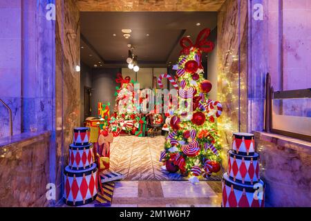 Oklahoma, DEC 11 2022 - les belles décorations de Noël à l'intérieur du restaurant Teller's dans le First National Center sont un point de vue à voir Banque D'Images