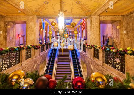 Oklahoma, DEC 11 2022 - les belles décorations de Noël à l'intérieur du restaurant Teller's dans le First National Center sont un point de vue à voir Banque D'Images