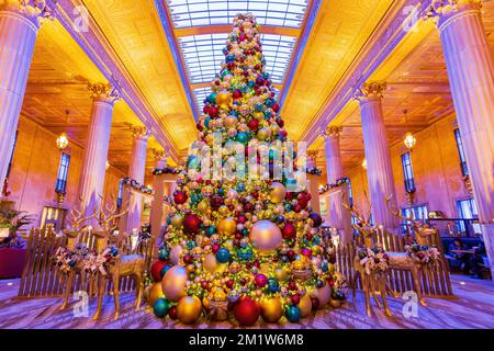 Oklahoma, DEC 11 2022 - les belles décorations de Noël à l'intérieur du restaurant Teller's dans le First National Center sont un point de vue à voir Banque D'Images