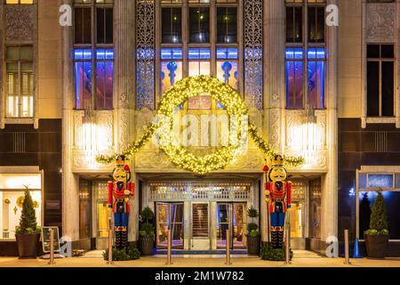 Oklahoma, DEC 11 2022 - les magnifiques décorations de Noël du First National Center sont magnifiques la nuit Banque D'Images