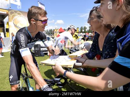 L'Allemand Tony Martin de l'équipe Omega Pharma - Quick Step signe un autographe lors de la phase 3 de l'édition 101st de la course cycliste Tour de France, à 155 km de Cambridge à Londres, Royaume-Uni, le lundi 07 juillet 2014. Banque D'Images