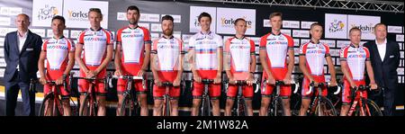 Les pilotes de l'équipe Katusha posent pour le photographe lors de la présentation de la course, deux jours avant le « Grand départ » de l'édition 2014 de la course cycliste Tour de France, à Leeds, Royaume-Uni, le jeudi 03 juillet 2014. L'édition 101th du Tour de France commence avec la scène Leeds - Harrogate. Banque D'Images