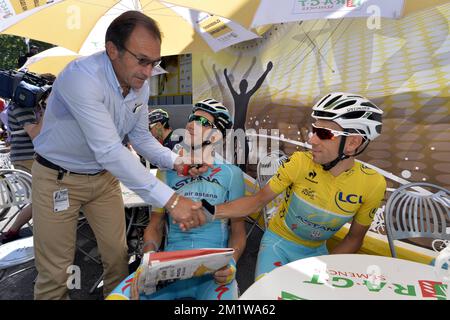 Ancien cycliste français Gilbert Duclos-Lassalle et italien Vincenzo Nibali de Astana Pro Team photographié au début de la phase 11 de l'édition 101st de la course cycliste Tour de France, à 187,5 km de Besançon à Oyonnax, en France, le mercredi 16 juillet 2014. Banque D'Images