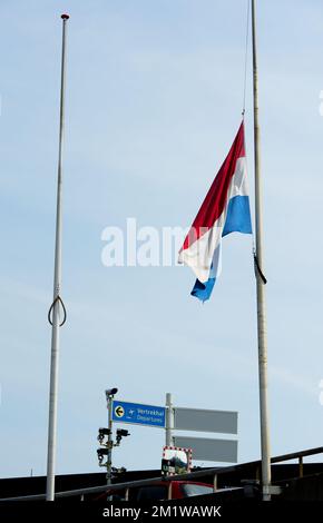 L'illustration montre le drapeau hollandais volant à mi-mât après l'accident d'hier d'un avion de Malaysia Airlines dans l'est de l'Ukraine, vendredi 18 juillet 2014, à l'aéroport de Schiphol à Amsterdam. Malaysia Airlines MH17 transportant 298 personnes s'est écrasé près de la frontière russe, il a peut-être été frappé par un missile. Parmi les victimes figuraient 5 Belges et 173 ressortissants néerlandais. Banque D'Images