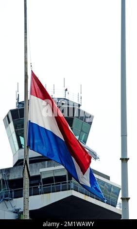 L'illustration montre le drapeau hollandais volant à mi-mât après l'accident d'hier d'un avion de Malaysia Airlines dans l'est de l'Ukraine, vendredi 18 juillet 2014, à l'aéroport de Schiphol à Amsterdam. Malaysia Airlines MH17 transportant 298 personnes s'est écrasé près de la frontière russe, il a peut-être été frappé par un missile. Parmi les victimes figuraient 5 Belges et 173 ressortissants néerlandais. Banque D'Images