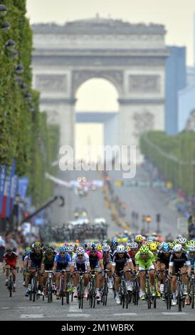 L'illustration montre le pack de cyclistes en action lors de la dernière étape de l'édition 101st de la course cycliste Tour de France, 137,5km d'Evry à Paris champs-Elysées, le dimanche 27 juillet 2014. Banque D'Images