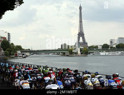 L'illustration montre le pack de cyclistes lors de la dernière étape de l'édition 101st de la course cycliste Tour de France, 137,5km d'Evry à Paris champs-Elysées, le dimanche 27 juillet 2014. Banque D'Images