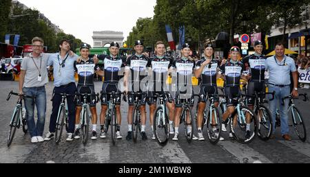 Omega Pharma - Quick Step les cavaliers posent pour le photographe lors de la parade de l'équipe après la dernière étape de l'édition 101st de la course cycliste Tour de France, 137,5km d'Evry à Paris champs-Elysées, le dimanche 27 juillet 2014. Banque D'Images