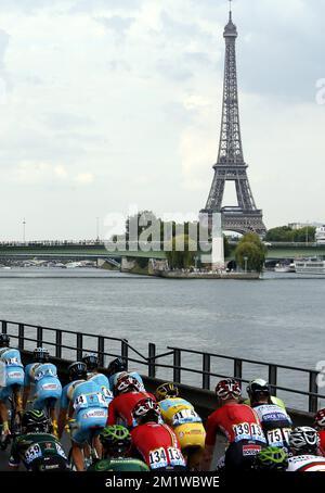 L'illustration montre le pack de cyclistes lors de la dernière étape de l'édition 101st de la course cycliste Tour de France, 137,5km d'Evry à Paris champs-Elysées, le dimanche 27 juillet 2014. Banque D'Images