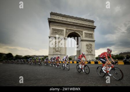 L'illustration montre le pack de cyclistes en action lors de la dernière étape de l'édition 101st de la course cycliste Tour de France, 137,5km d'Evry à Paris champs-Elysées, le dimanche 27 juillet 2014. Banque D'Images