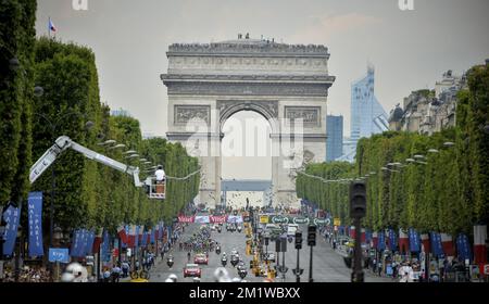 L'illustration montre le pack de cyclistes photographiés lors de la dernière étape de l'édition 101st de la course cycliste Tour de France, 137,5km d'Evry à Paris champs-Elysées, le dimanche 27 juillet 2014. Banque D'Images