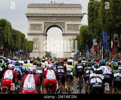 L'illustration montre le pack de cyclistes lors de la dernière étape de l'édition 101st de la course cycliste Tour de France, 137,5km d'Evry à Paris champs-Elysées, le dimanche 27 juillet 2014. Banque D'Images