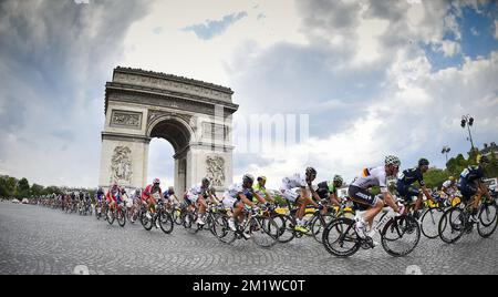 L'illustration montre le pack de cyclistes en action lors de la dernière étape de l'édition 101st de la course cycliste Tour de France, 137,5km d'Evry à Paris champs-Elysées, le dimanche 27 juillet 2014. Banque D'Images