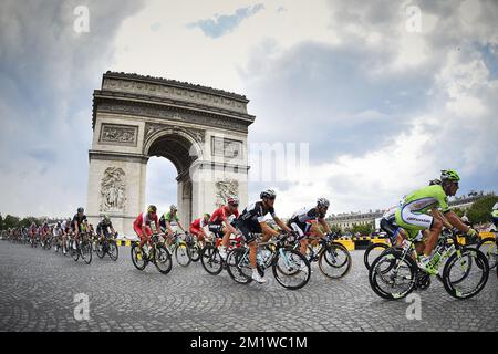 L'illustration montre le pack de cyclistes en action lors de la dernière étape de l'édition 101st de la course cycliste Tour de France, 137,5km d'Evry à Paris champs-Elysées, le dimanche 27 juillet 2014. Banque D'Images