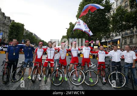 Les cavaliers de l'équipe Katusha posent pour le photographe lors de la parade de l'équipe après la dernière étape de l'édition 101st de la course cycliste Tour de France, 137,5km d'Evry à Paris champs-Elysées, le dimanche 27 juillet 2014. Banque D'Images