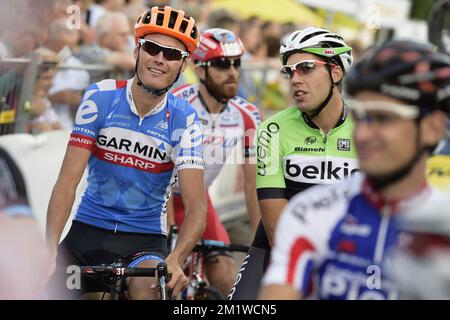 Le belge Johan Vansummeren de l'équipe Garmin-Sharp et le belge Maarten Wynants de l'équipe cycliste Belkin Pro photographiés avant l'édition 9th de la course cycliste 'Prodronde van Lommel', mercredi 30 juillet 2014 à Lommel. Le concours fait partie des 'critérios' traditionnels, courses locales dans lesquelles se disputent principalement les cyclistes qui ont roulé sur le Tour de France. Banque D'Images