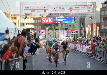 L'illustration montre le pack de cyclistes et pendant l'édition 6th de la course cycliste 'Natourcritérium' à Sint-Niklaas, vendredi 01 août 2014. Le concours fait partie des 'critérios' traditionnels, courses locales dans lesquelles se disputent principalement les cyclistes qui ont roulé sur le Tour de France. Banque D'Images