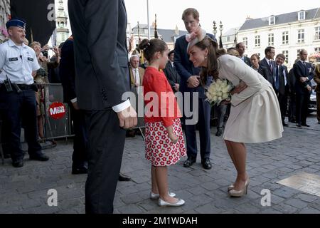 Le prince Harry de Grande-Bretagne et Catherine (Kate) de Grande-Bretagne, duchesse de Cambridge, photographiés à l'hôtel de ville de Mons, devant la commémoration au cimetière de Saint-Symphorien, qui fait partie du 100th anniversaire de la première Guerre mondiale, le lundi 04 août 2014. Banque D'Images