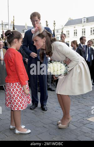 Le prince Harry de Grande-Bretagne et Catherine (Kate) de Grande-Bretagne, duchesse de Cambridge, photographiés à l'hôtel de ville de Mons, devant la commémoration au cimetière de Saint-Symphorien, qui fait partie du 100th anniversaire de la première Guerre mondiale, le lundi 04 août 2014. Banque D'Images