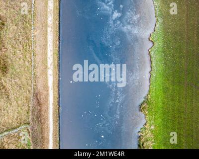 Skipton, Royaume-Uni. 13th décembre 2022. Météo au Royaume-Uni : le canal de Leeds Liverpool est gelé sur de longues étendues de la voie navigable entre Skipton et Nelson. Crédit : Bradley Taylor / Alamy News Banque D'Images