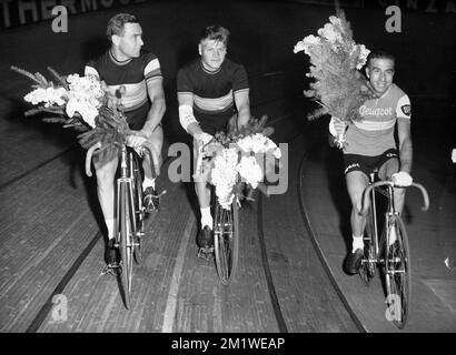 19600412 - BRUXELLES, BELGIQUE (DOSSIER) : cette photo du fichier du 12 avril 1960 concerne une course cycliste au Palais du Sport d'Anvers. Sur la photo : Raymond Impanis, Arthur Decabooter et Pino Cerami. ARCHIVES PHOTOS DE BELGA Banque D'Images