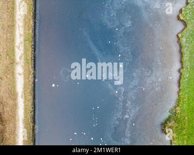 Skipton, Royaume-Uni. 13th décembre 2022. Météo au Royaume-Uni : le canal de Leeds Liverpool est gelé sur de longues étendues de la voie navigable entre Skipton et Nelson. Crédit : Bradley Taylor / Alamy News Banque D'Images