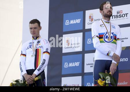 Allemand Tony Martin de l'équipe Omega Pharma - Quick Step et britannique Bradley Wiggins de l'équipe Sky photographiés sur le podium après la course de temps individuel d'élite pour hommes aux championnats du monde de cyclisme UCI à Ponferrada, Espagne. Banque D'Images