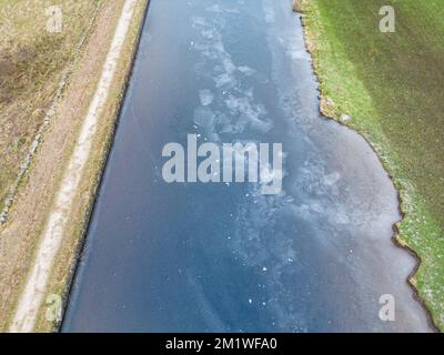 Skipton, Royaume-Uni. 13th décembre 2022. Météo au Royaume-Uni : le canal de Leeds Liverpool est gelé sur de longues étendues de la voie navigable entre Skipton et Nelson. Crédit : Bradley Taylor / Alamy News Banque D'Images