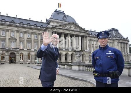 20141008 - BRUXELLES, BELGIQUE : le co-formateur MR Charles Michel arrive au Palais Royal de Bruxelles, le mercredi 08 octobre 2014, avec les co-formateurs Kris Peeters (CD&V) et Charles Michel (MR). Hier soir, après une réunion de 28 heures, les négociateurs sont arrivés à un accord pour un nouveau gouvernement, la coalition suédoise avec MR, CD&V, N-va et Open VLD, une coalition de centre-droit. BELGA PHOTO BENOIT DOPPAGNE Banque D'Images