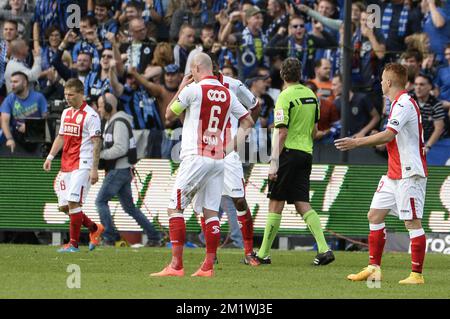 20141005 - BRUGGE, BELGIQUE: Les joueurs de Standard réagissent après avoir perdu 0-3 lors du match Jupiler Pro League entre le Club Brugge et Standard de Liège, à Brugge, dimanche 05 octobre 2014, le jour 10 du championnat belge de football. BELGA PHOTO NICOLAS LAMBERT Banque D'Images