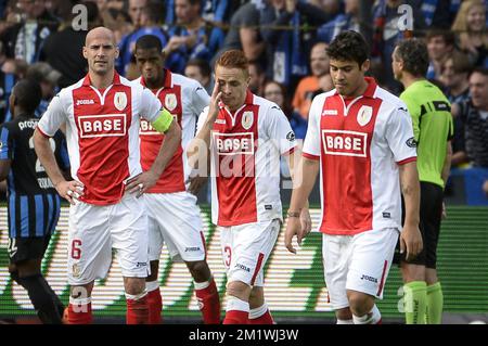 20141005 - BRUGGE, BELGIQUE: Les joueurs de Standard réagissent après avoir perdu 0-3 lors du match Jupiler Pro League entre le Club Brugge et Standard de Liège, à Brugge, dimanche 05 octobre 2014, le jour 10 du championnat belge de football. BELGA PHOTO NICOLAS LAMBERT Banque D'Images