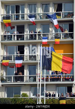 20141004 - LE HAVRE, FRANCE: Illustration montre des spectateurs avec des drapeaux belges et français photographiés lors d'une cérémonie pour le 100th anniversaire de la première Guerre mondiale, samedi 04 octobre 2014, au Havre, France. BELGA PHOTO ERIC LALMAND Banque D'Images