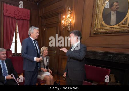 20141020 - BOGOTA, COLOMBIE: Le Président de la République colombienne Juan Manuel Santos Calderon (R) rencontre (FLTR) le Ministre wallon de l'Economie, de l'Industrie, de l'innovation et DE L'INFORMATIQUE Jean-Claude Marcourt (PS), Vice-Premier ministre et ministre des Affaires étrangères Didier Reynders et la princesse Astrid de Belgique LE troisième jour d'une mission économique de la princesse belge Astrid et du ministre des Affaires étrangères en Colombie et au Pérou du 18 au 25 octobre, le lundi 20 octobre 2014 en Colombie. BELGA PHOTO BENOIT DOPPAGNE Banque D'Images