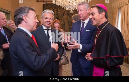 20141021 - BOGOTA, COLOMBIE : Le Président de la République colombienne Juan Manuel Santos Calderon (L) rencontre le Vice-Premier Ministre et Ministre des Affaires étrangères Didier Reynders et le Secrétaire d'Etat au Commerce extérieur Pieter de CREM avant un déjeuner au salon Bolivar le quatrième jour d'une mission économique de la princesse belge Astrid et du Ministre des Affaires étrangères en Colombie et Pérou du 18 au 25 octobre, mardi 21 octobre 2014 en Colombie. BELGA PHOTO BENOIT DOPPAGNE Banque D'Images