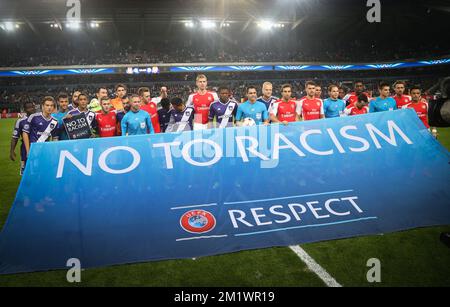 Joueurs d'Arsenal et joueurs d'Anderlecht photographiés au début d'un troisième match de groupe entre RSCA Anderlecht et l'équipe anglaise Arsenal, dans le groupe D de la compétition de l'UEFA Champions League, mercredi 22 octobre 2014. Banque D'Images