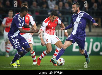 Chancel Mbemba d'Anderlecht, Alexis Sanchez d'Arsenal et Steven Defour d'Anderlecht se battent pour le ballon lors d'un troisième match de groupe entre le RSCA Anderlecht et l'équipe anglaise Arsenal, dans le groupe D de la compétition de la Ligue des champions de l'UEFA, mercredi 22 octobre 2014. Banque D'Images