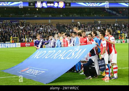 Joueurs d'Anderlecht et joueurs d'Arsenal photographiés au début d'un troisième match de groupe entre RSCA Anderlecht et l'équipe anglaise Arsenal, dans le groupe D de la compétition de l'UEFA Champions League, mercredi 22 octobre 2014. BELGA PHOTO LAURIE DIEFFEMBACQ Banque D'Images