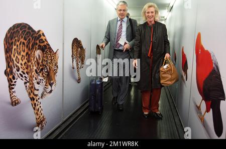 20141022 - LIMA, PÉROU : Le Vice-Premier Ministre et Ministre des Affaires étrangères Didier Reynders et la Princesse Astrid de Belgique arrivent à l'aéroport de Lima au Pérou le cinquième jour d'une mission économique de la Princesse Astrid et du Ministre des Affaires étrangères en Colombie et au Pérou du 18 au 25 octobre, le mercredi 22 octobre 2014 en Colombie. BELGA PHOTO BENOIT DOPPAGNE Banque D'Images