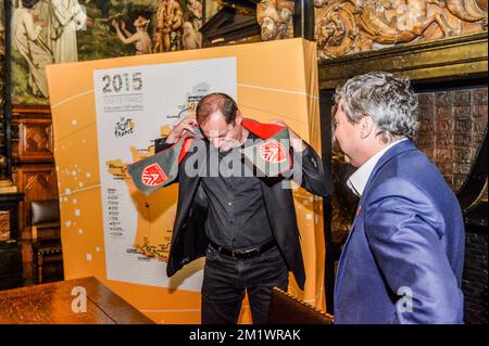 20141023 - ANTWERPEN, BELGIQUE: Christian Prudhomme, directeur cycliste du Tour de France et de l'Alderman d'Anvers Ludo Van Campenhout photographié lors d'une conférence de presse sur l'édition 2015 de la course cycliste Tour de France, jeudi 23 octobre 2014, à Anvers. La troisième étape du Tour commencera à Anvers et se terminera à Huy sur 6 juillet et la quatrième étape commencera à Seraing et se terminera à Cambrai, en France, sur 7 juillet. BELGA PHOTO JONAS ROOSENS Banque D'Images