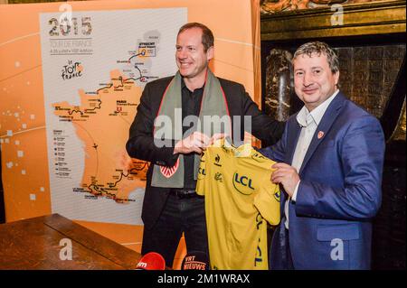 20141023 - ANTWERPEN, BELGIQUE: Christian Prudhomme, directeur cycliste du Tour de France et de l'Alderman d'Anvers Ludo Van Campenhout photographié lors d'une conférence de presse sur l'édition 2015 de la course cycliste Tour de France, jeudi 23 octobre 2014, à Anvers. La troisième étape du Tour commencera à Anvers et se terminera à Huy sur 6 juillet et la quatrième étape commencera à Seraing et se terminera à Cambrai, en France, sur 7 juillet. BELGA PHOTO JONAS ROOSENS Banque D'Images