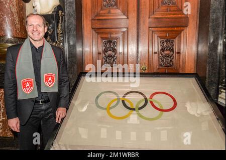 20141023 - ANTWERPEN, BELGIQUE: Christian Prudhomme, directeur cycliste du Tour de France et photographié au drapeau des Jeux Olympiques d'Anvers de 1920 après une conférence de presse sur l'édition 2015 de la course cycliste du Tour de France, jeudi 23 octobre 2014, à Anvers. La troisième étape du Tour commencera à Anvers et se terminera à Huy sur 6 juillet et la quatrième étape commencera à Seraing et se terminera à Cambrai, en France, sur 7 juillet. BELGA PHOTO JONAS ROOSENS Banque D'Images